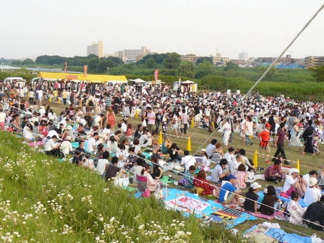 花火大会の人ごみ