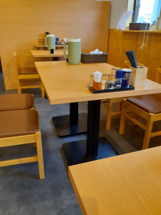 店内テーブル席